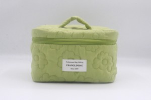 Large Capacity Polyester Quilted Flower Travel ...